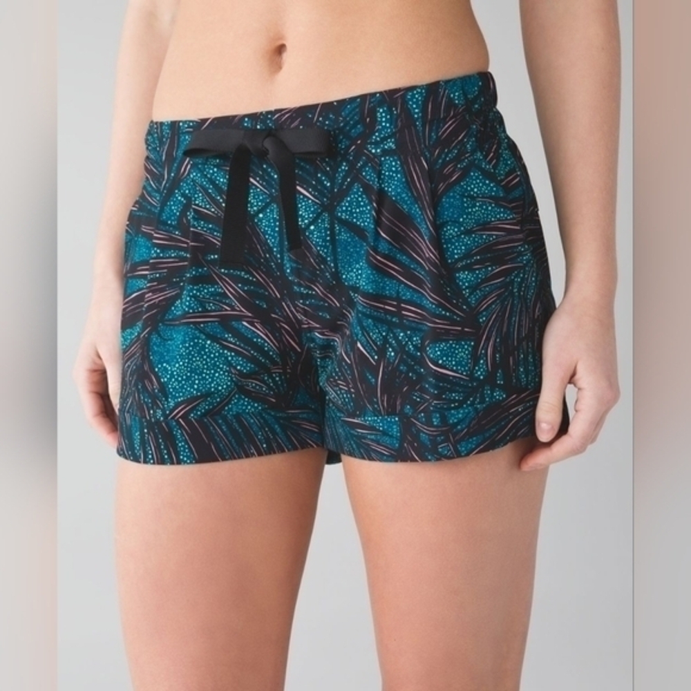 Lululemon Spring Break Away Short II Palm Lace Tofino Teal Multicolor